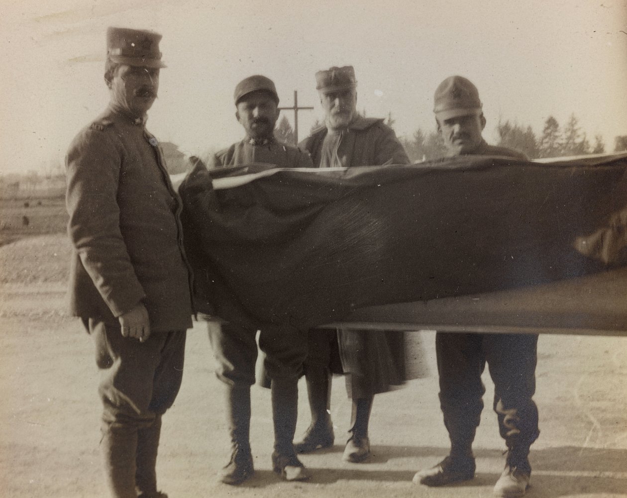 ألبوم "صور الحرب الثانية": جنود إيطاليون يحملون نعش من سقطوا من الحرب العظمى (صورة بالأبيض والأسود) بواسطة جيجليوتشي جيجليوتشي