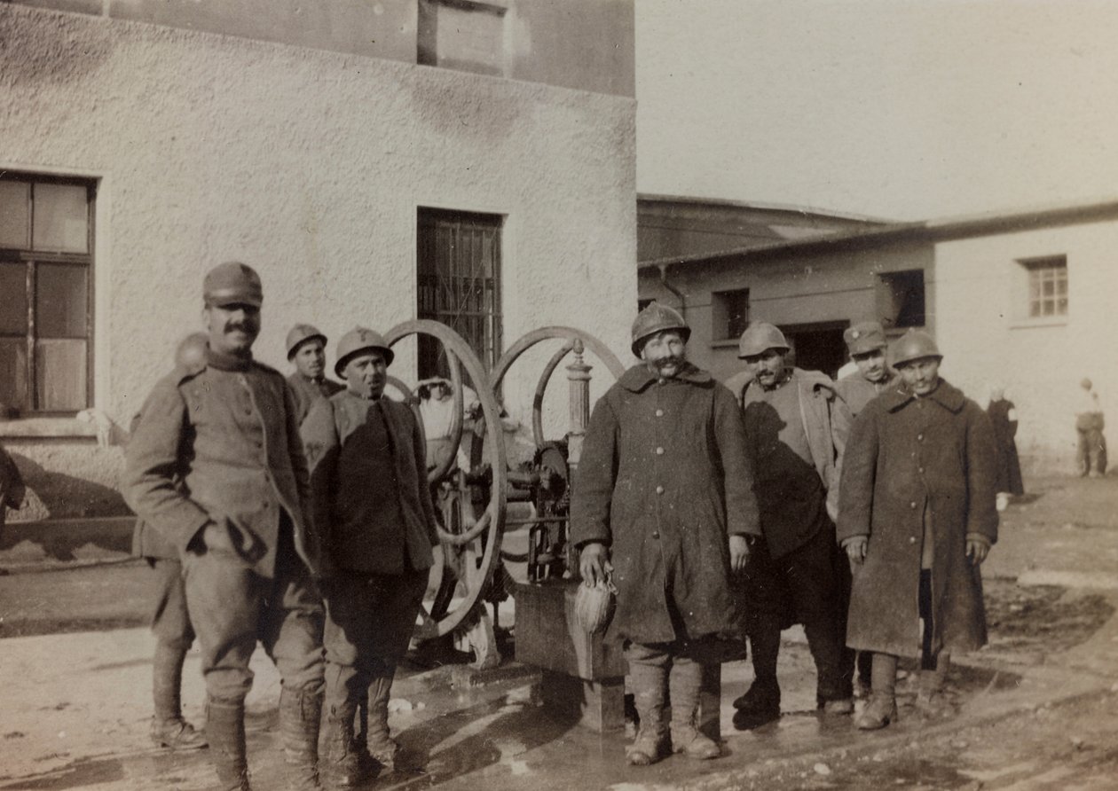 ألبوم "صور الحرب الثانية": جنود إيطاليون في Gradisca Sagrado ، غوريزيا ، إيطاليا (b / w photo) بواسطة جيجليوتشي جيجليوتشي