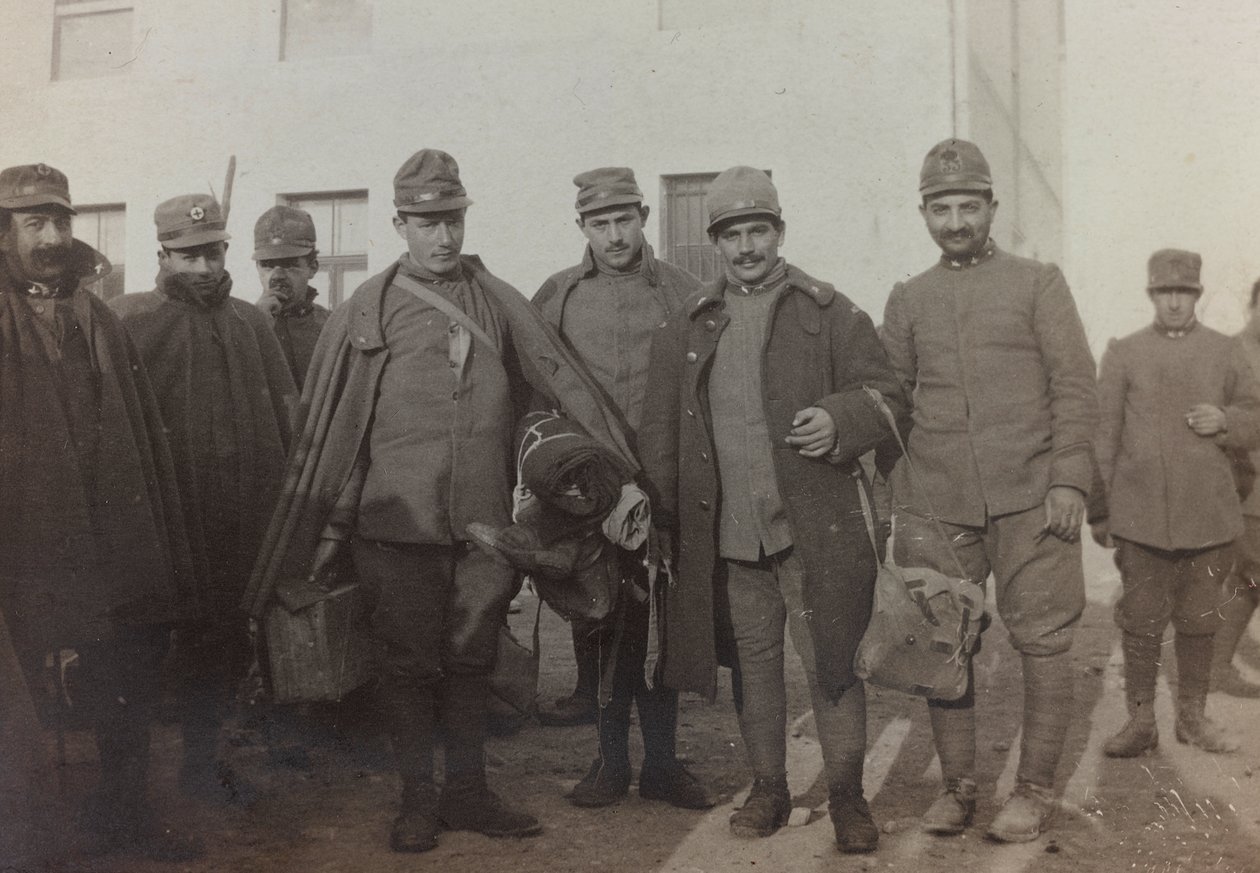 ألبوم "صور الحرب الثانية": جنود إيطاليون في Gradisca Sagrado ، غوريزيا ، إيطاليا (b / w photo) بواسطة جيجليوتشي جيجليوتشي