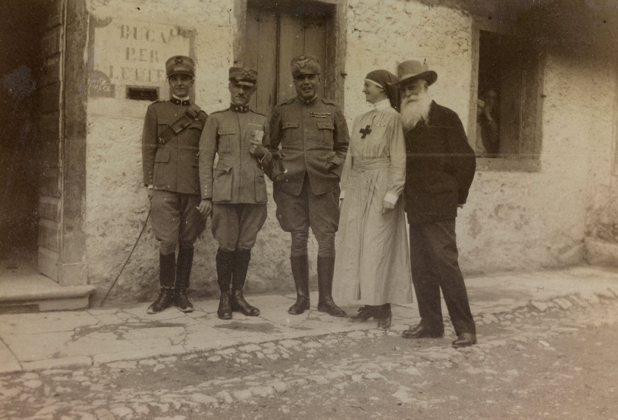 ألبوم "صور الحرب الثانية": الصليب الأحمر والجنود الإيطاليون (صورة بالأبيض والأسود) بواسطة جيجليوتشي جيجليوتشي