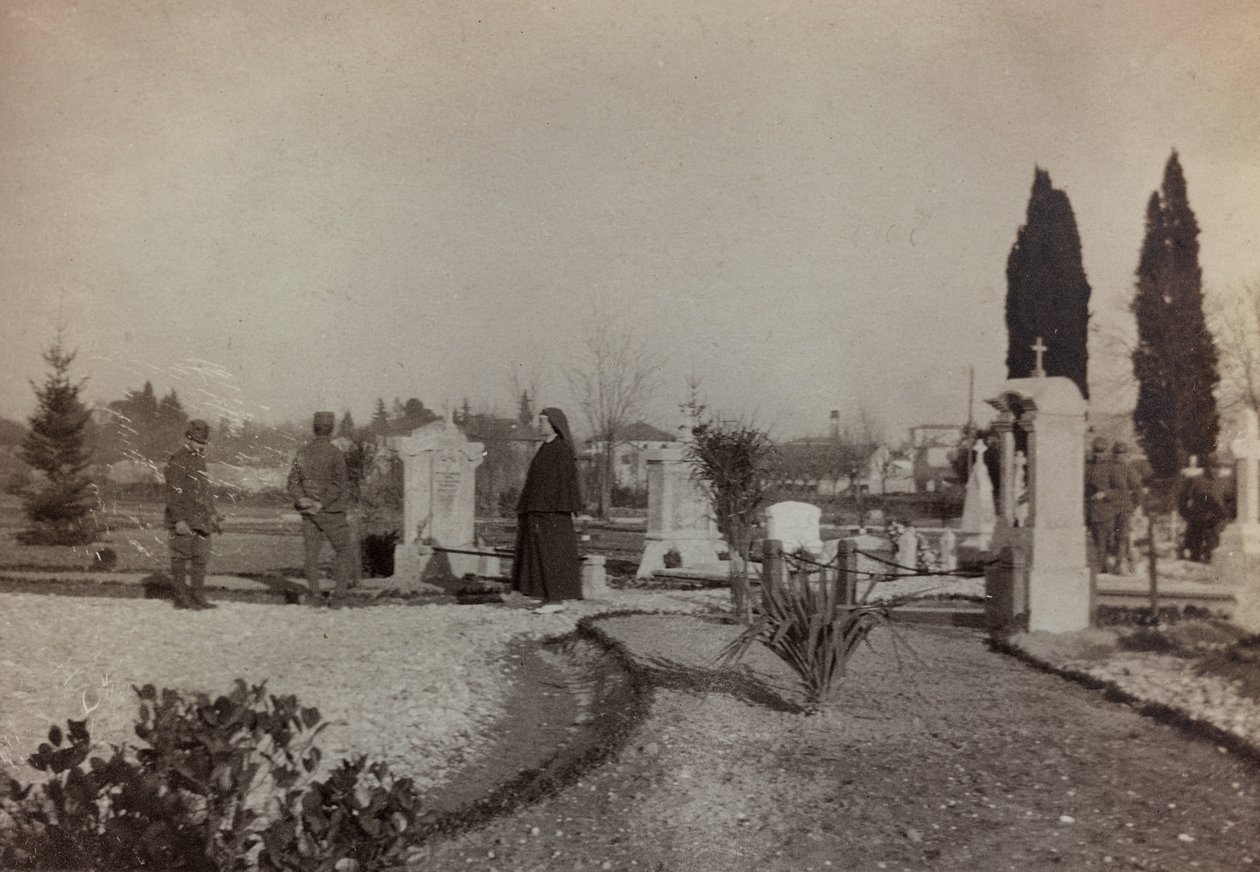 ألبوم "صور الحرب الثانية": جنود وصليب أحمر يزورون مقبرة جراديسكا (صورة بالأبيض والأسود) بواسطة جيجليوتشي جيجليوتشي