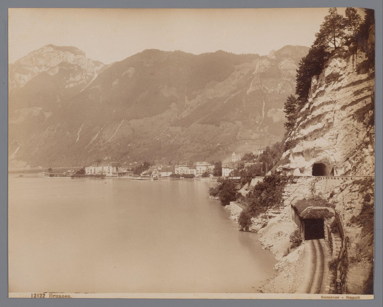 Brunnen في بحيرة لوسيرن في سويسرا Brunnen (العنوان على الكائن) بواسطة جورجيو الصيف