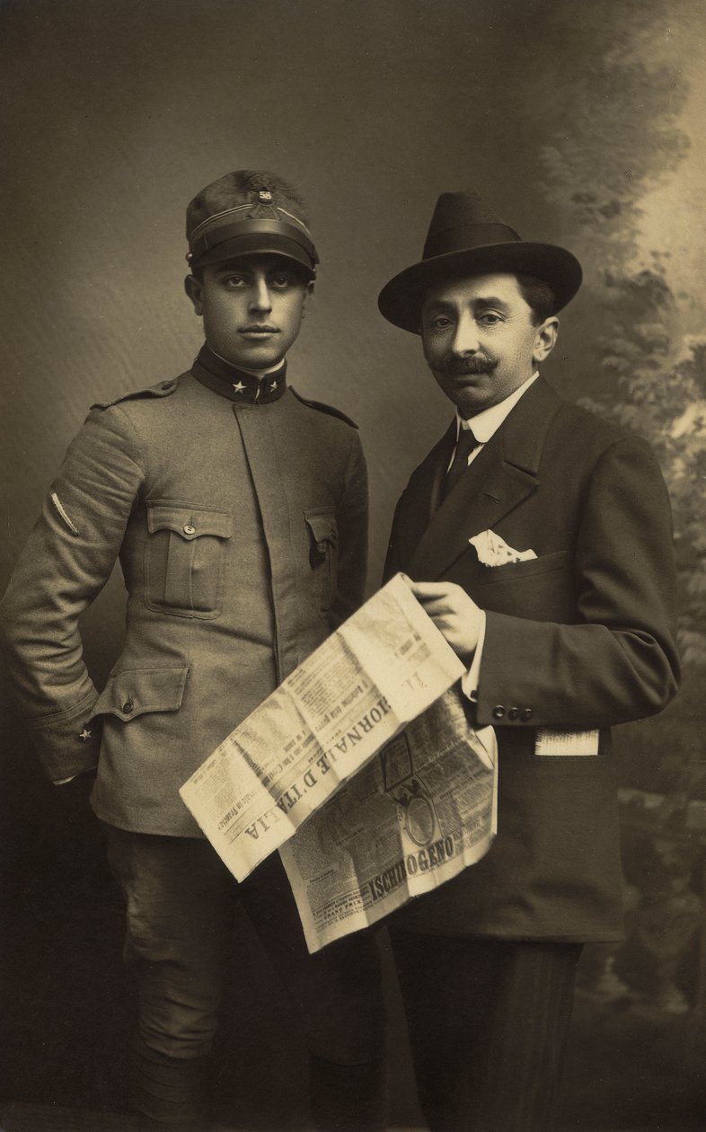 صورة لزوجين ، أحدهما يرتدي الزي العسكري والآخر يحمل يد "Giornale d'Italia" بواسطة جيوفاني أنطونيو دا بيسارو