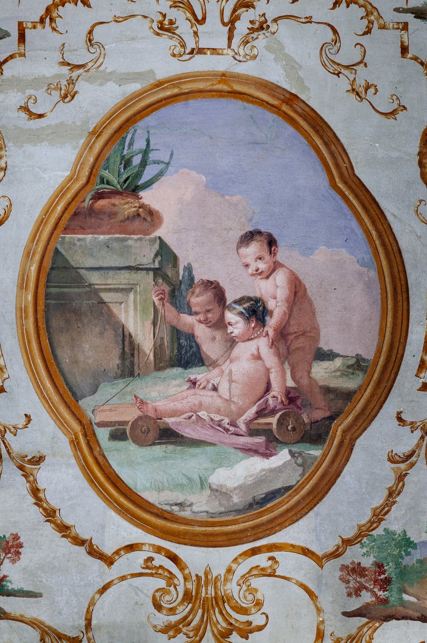 Guest Lodgings ، غرفة Putti ، ميدالية مع putti: "Three putti and a cart" بواسطة جيوفاني باتيستا تيبولو