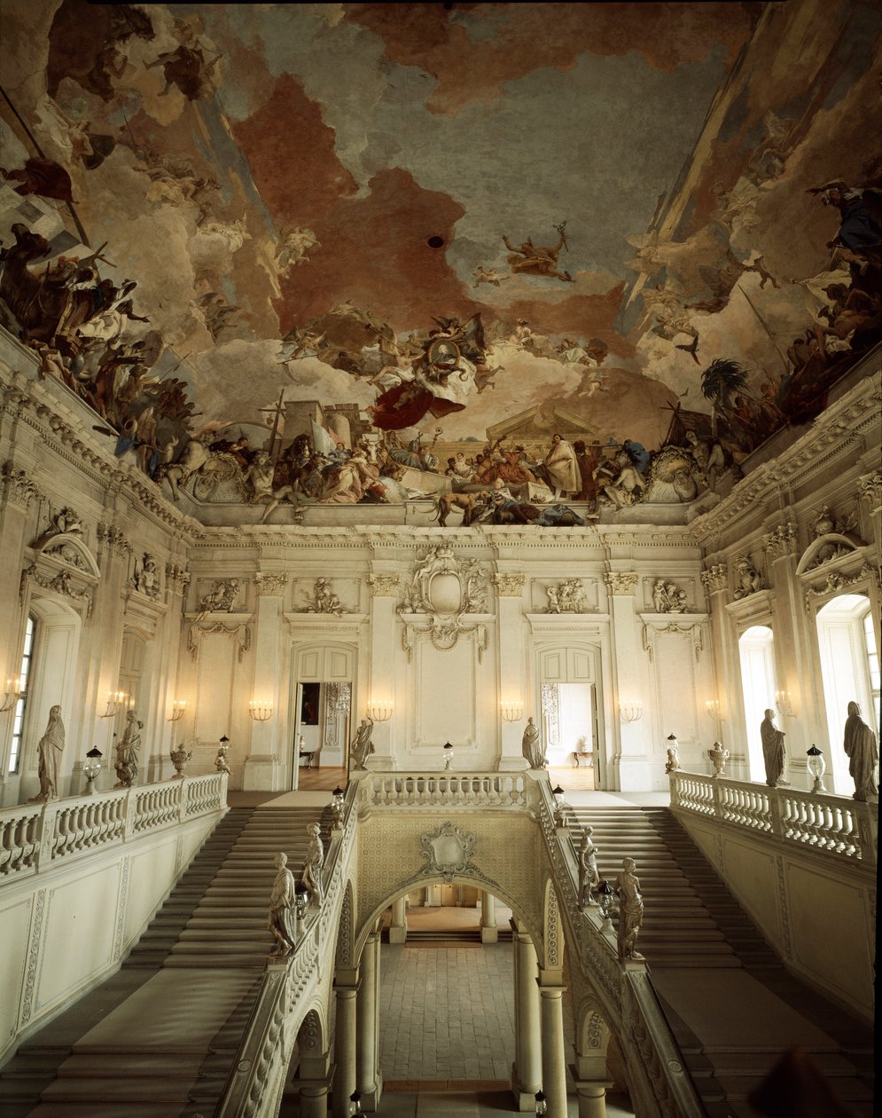 View of the Great Staircase and ceiling decorated by Giovanni Battista (Giambattista) Tiepolo (1696-1770), representing the Allegory of the Five Continents. 1753 Palace of Wurzburg (Würzburg) realized by architect Johann Balthasar Neumann (1687-1753) Germa بواسطة جيوفاني باتيستا تيبولو