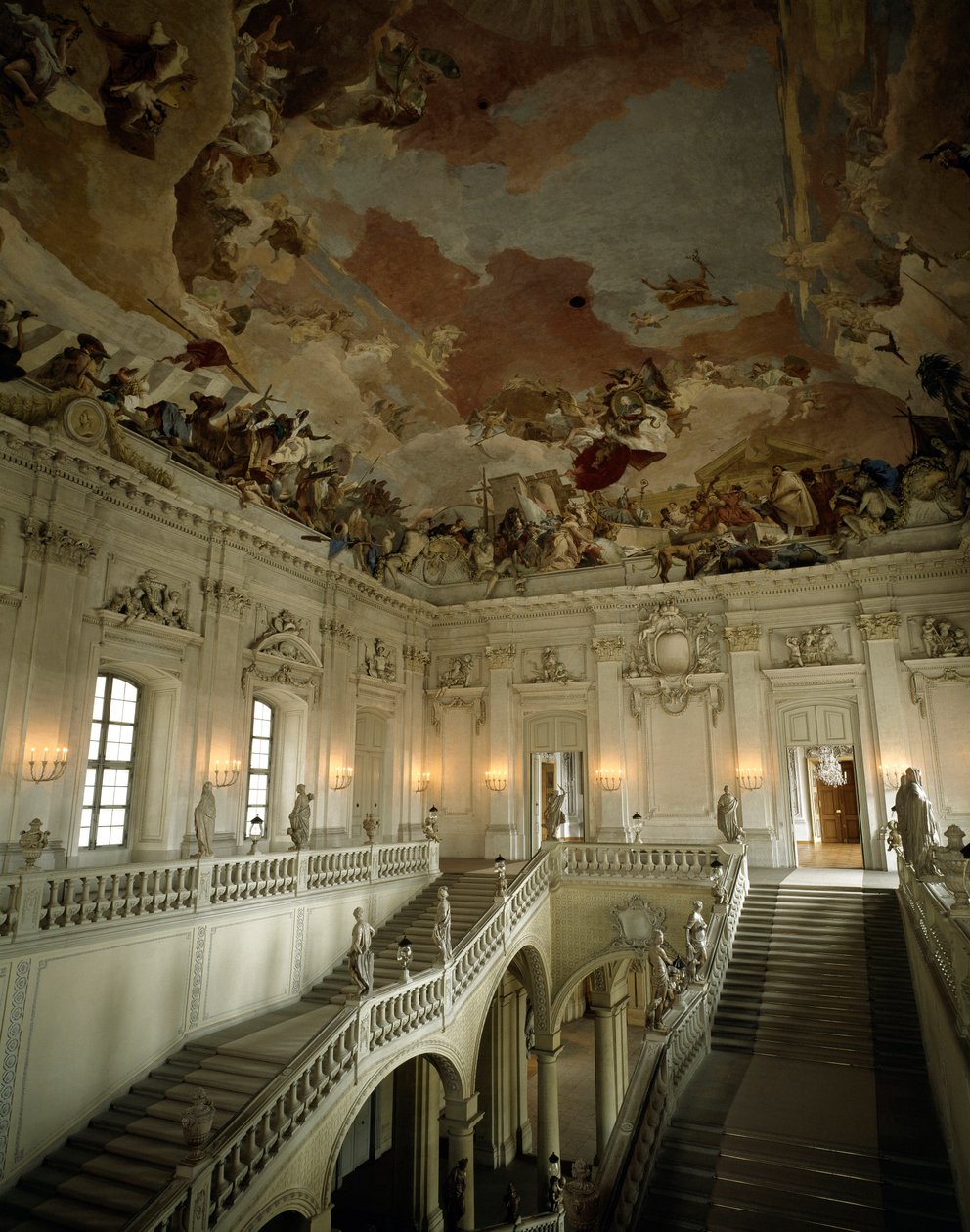 View of the Great Staircase and ceiling representing the Allegory of the Five Continents بواسطة جيوفاني باتيستا تيبولو