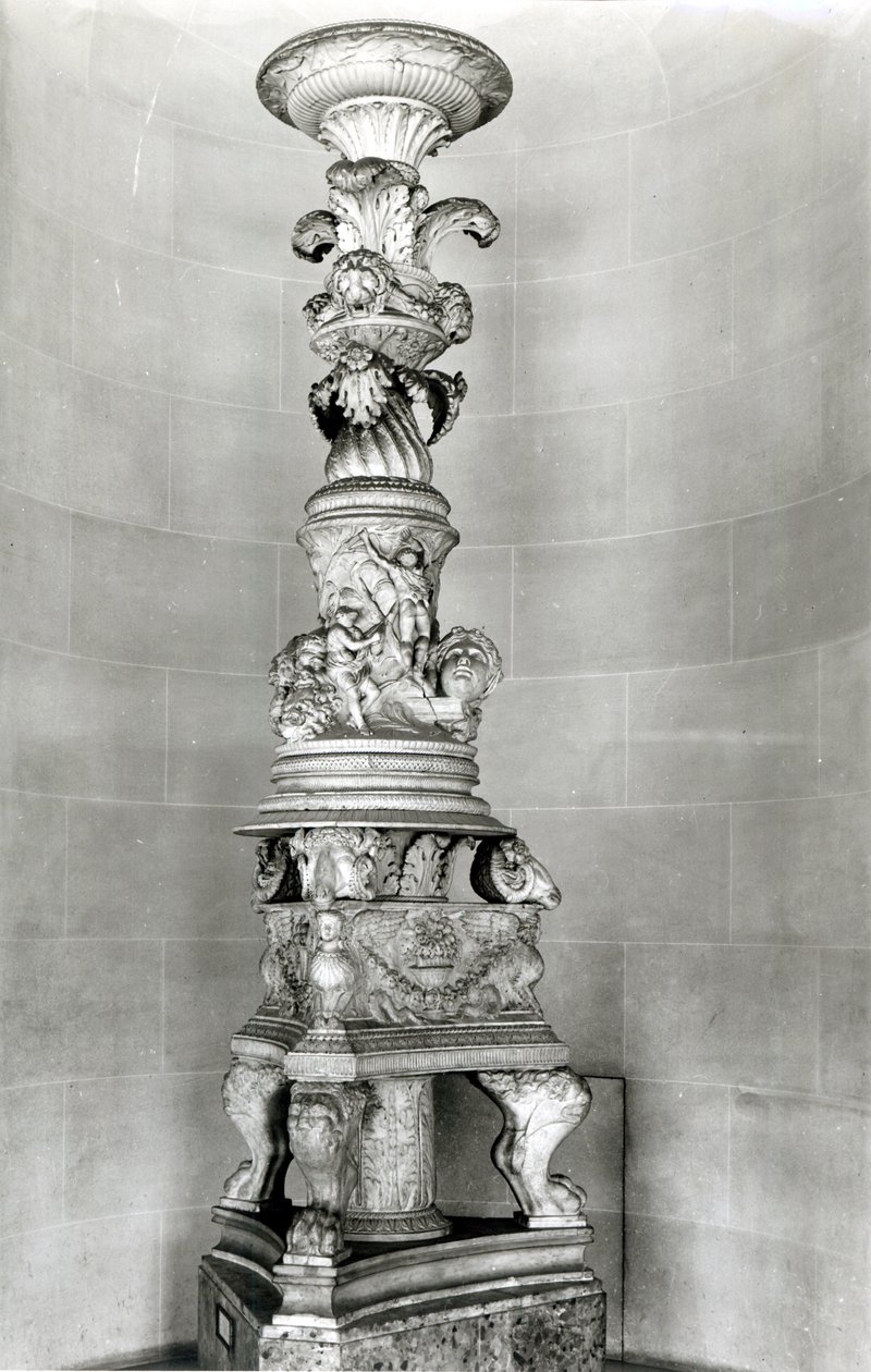 الشمعدانات التي صممها Piranesi على أساس قطع أثرية رومانية لقبره الخاص (الرخام) بواسطة جيوفاني باتيستا بيرانيسي