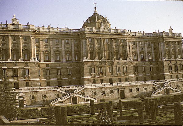 منظر للجزء الجنوبي من Palacio Real ، بدأ في عام 1738 بواسطة جيوفاني باتيستا ساكيتي
