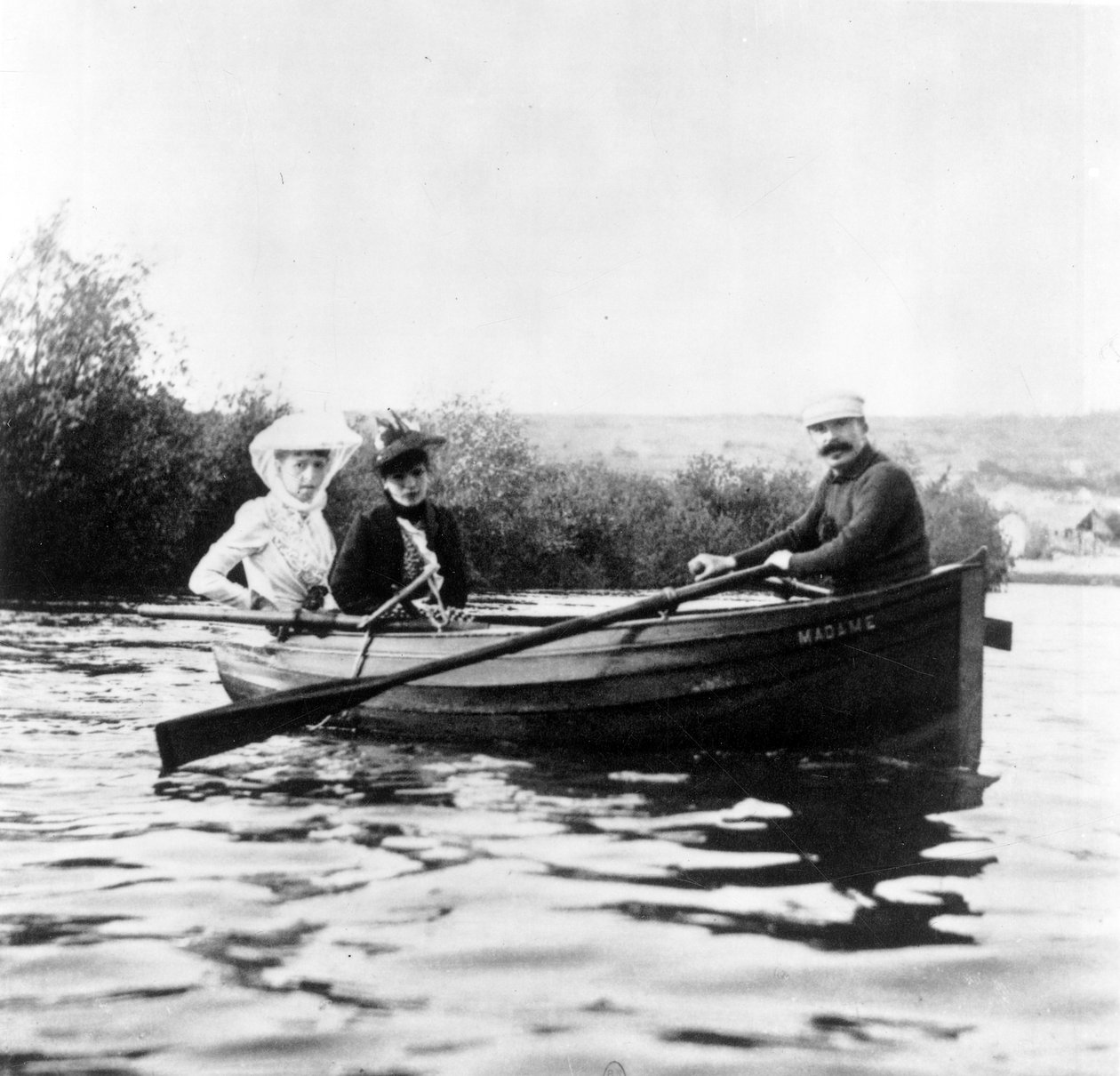 Guy de Maupassant في قارب مع Genevieve Straus و Colette Dumas Lippman ، c.1889 بواسطة جوزيبي بريمولي