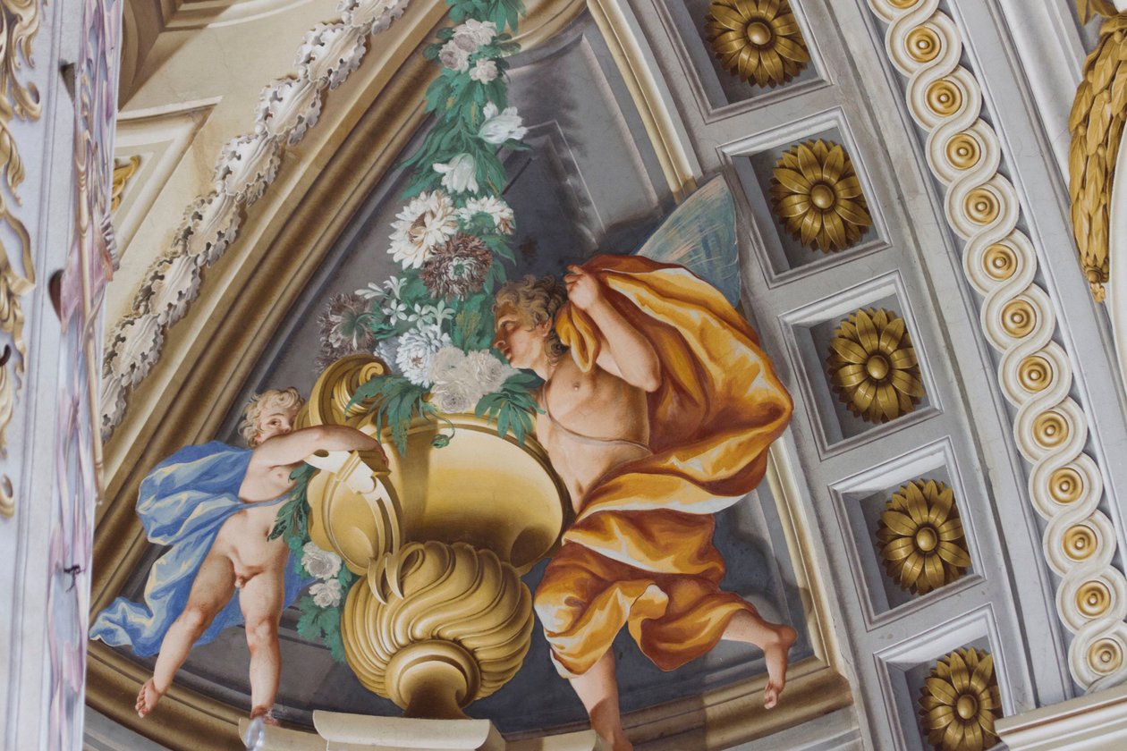 Winged ephebes, central hall with frescoes by Domenico and Giuseppe Valeriani, Hunting residence, by Filippo Juvarra (1678-1736), Stupinigi, Piedmont, Italy بواسطة جوزيبي وفاليرياني دومينيكو فاليرياني