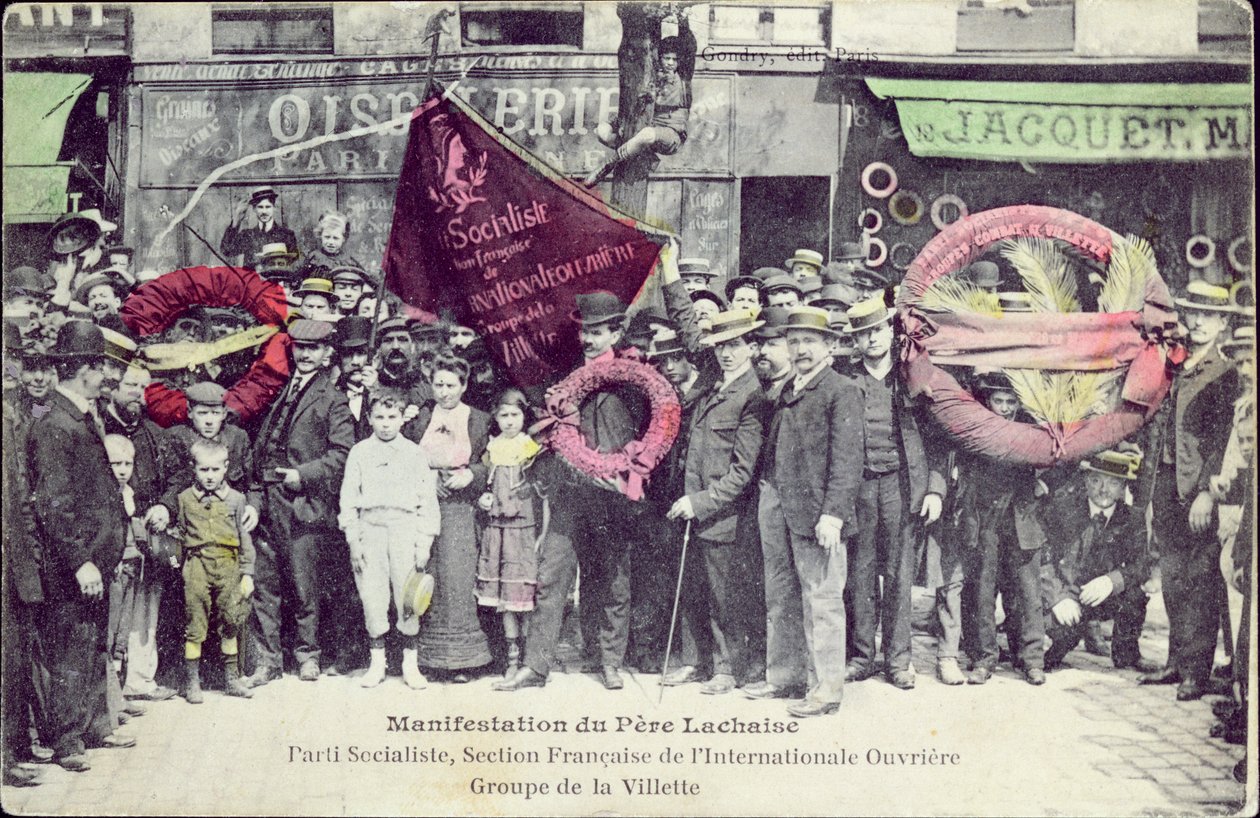 مظاهرة في Pere-Lachaise لإحياء ذكرى كومونة باريس ، من قبل الحزب الاشتراكي ، القسم الفرنسي لجمعية العمال الدولية ، مجموعة La Villette ، 1 مايو 1908 (ملونة بواسطة جونديري