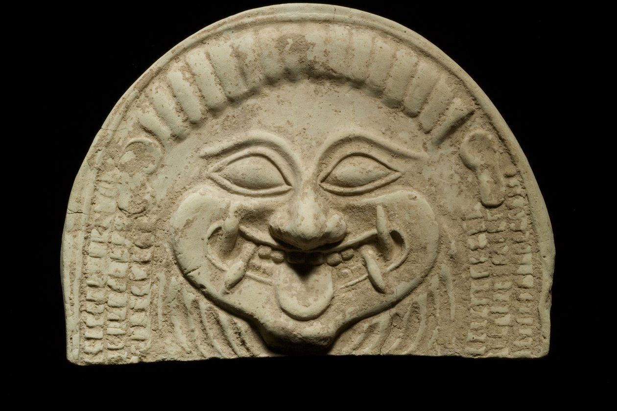 Antefix لرأس جورجون ، من تارينتو ، القرن السادس قبل الميلاد (الطين) بواسطة اليونانية