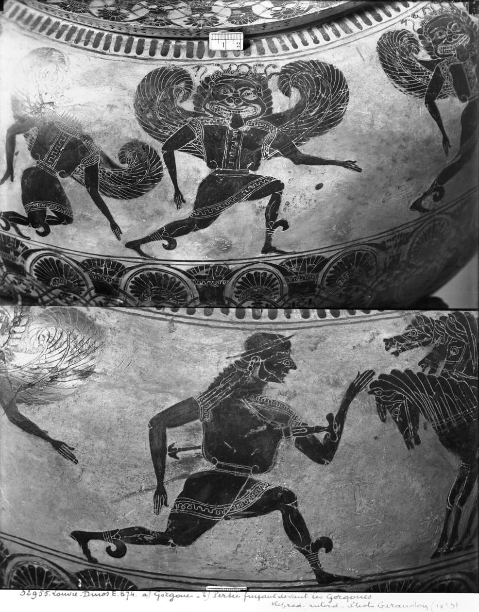 ديناصور العلية ذات الشكل الأسود التي تصور فرساوس يهرب من جورجون ، c.590 قبل الميلاد (سيراميك) بواسطة اليونانية