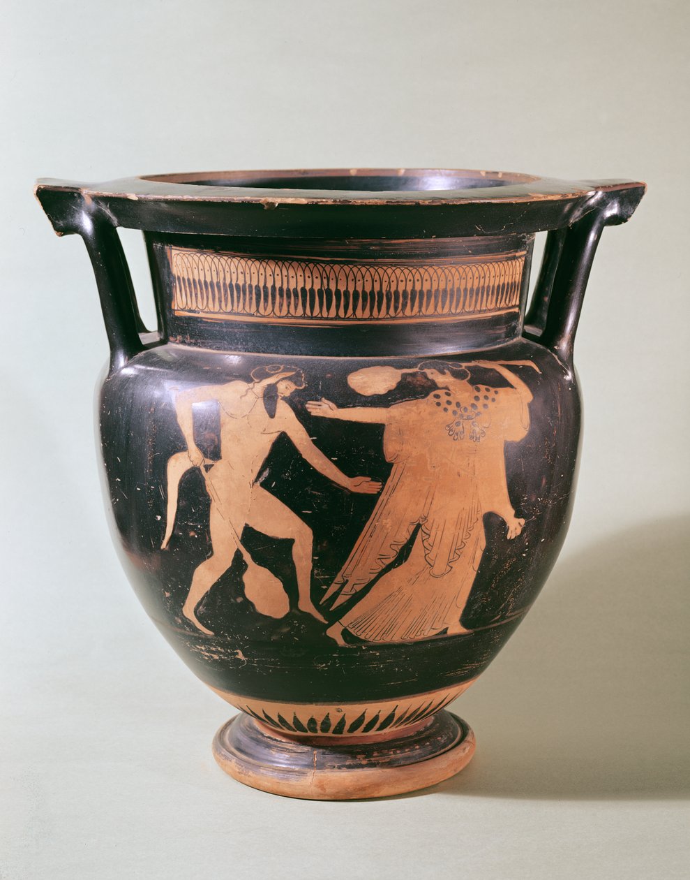 علية فوهة بعمود أحمر الشكل على خلفية سوداء ، مزينة بأشكال Bacchante و Satyr (سيراميك) بواسطة اليونانية