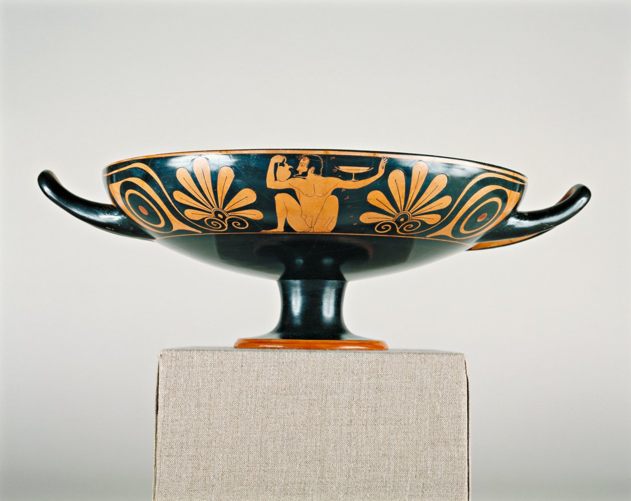 العلية kylix ذات الشكل الأحمر ، c.520-510 قبل الميلاد (آنية فخارية بزخرفة منزلقة) بواسطة اليونانية