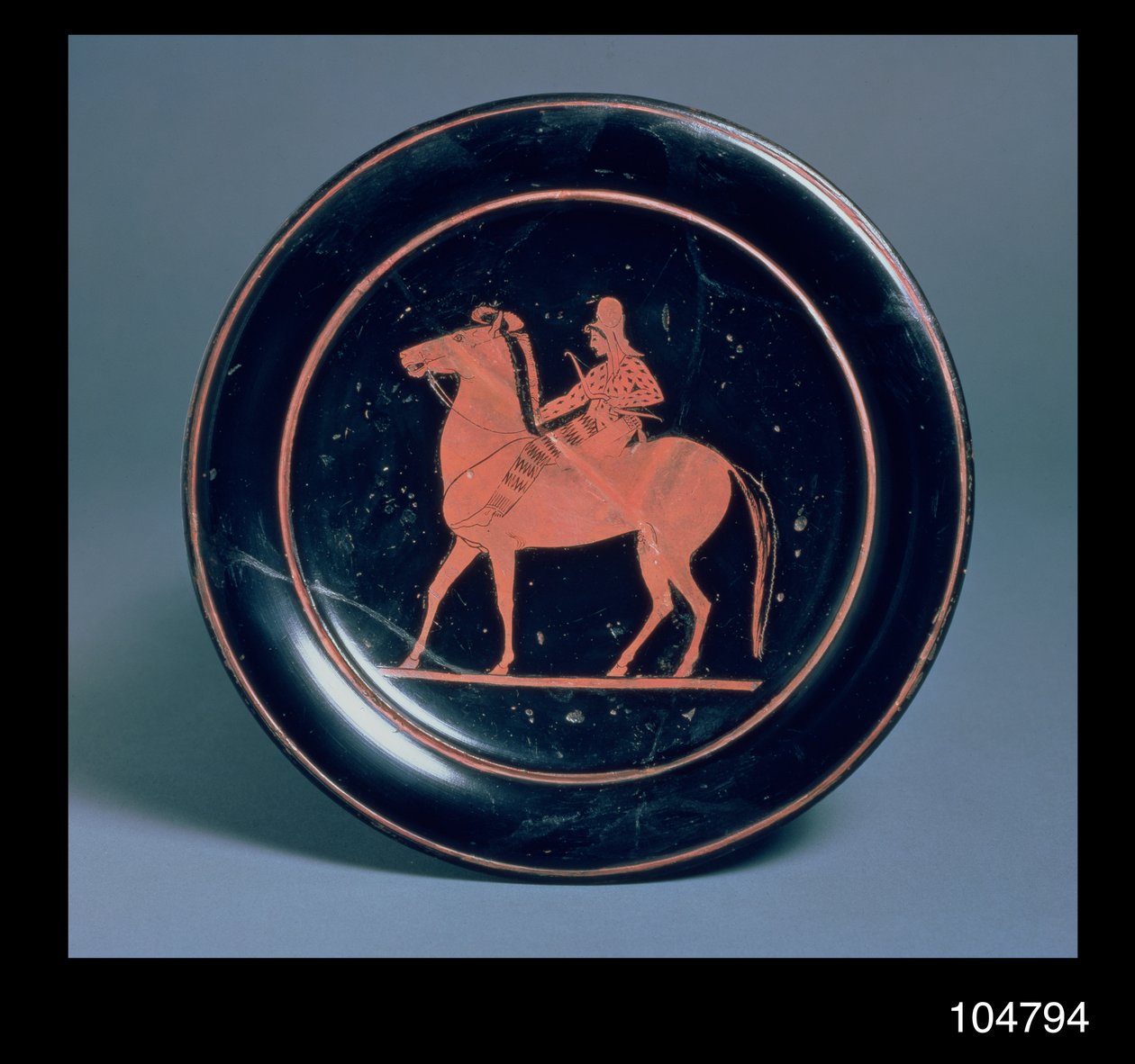 لوح علية ذات شكل أحمر مزينة برماة على ظهور الخيل ، من قبل Paseas ، من Chuisi ، c.520-510 قبل الميلاد (سيراميك) بواسطة اليونانية
