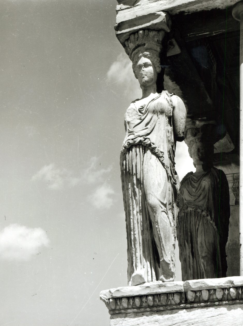 تفاصيل caryatid من Erechtheion ، 421-406 قبل الميلاد صورة رخامية من وزن الجسم بواسطة اليونانية