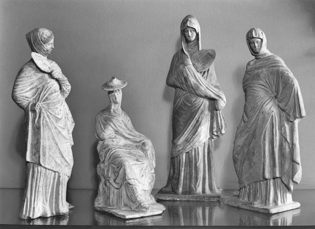 مجموعة النساء من ثنيات ، من Tanagra (الطين) بواسطة اليونانية