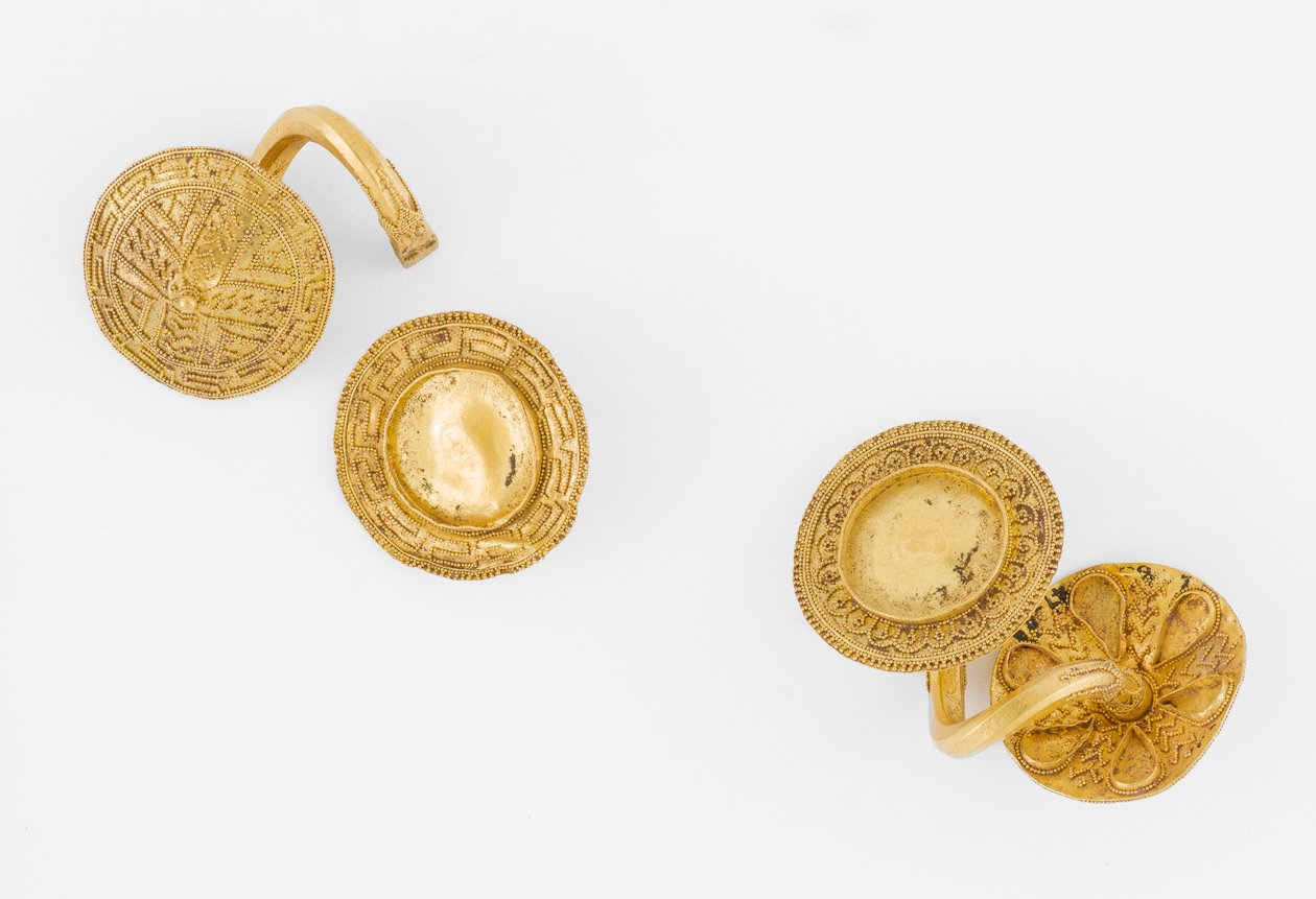 زوج من الأقراط الحلزونية ، c.700 قبل الميلاد (ذهبي) بواسطة اليونانية