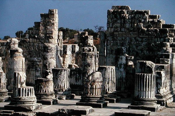 أطلال معبد أبولو بواسطة المدرسة اليونانية