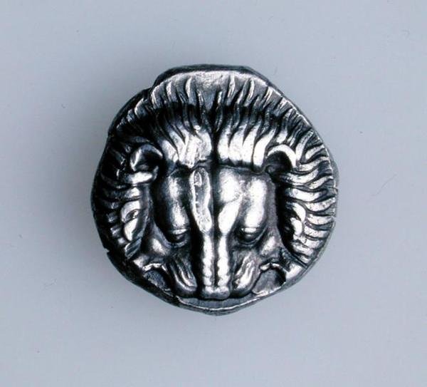 Tetradrachm من Samos ، Ionia ، يصور فروة رأس الأسد ، c.390 قبل الميلاد (الوجه) (الفضة) (للخلف انظر 168077) بواسطة المدرسة اليونانية