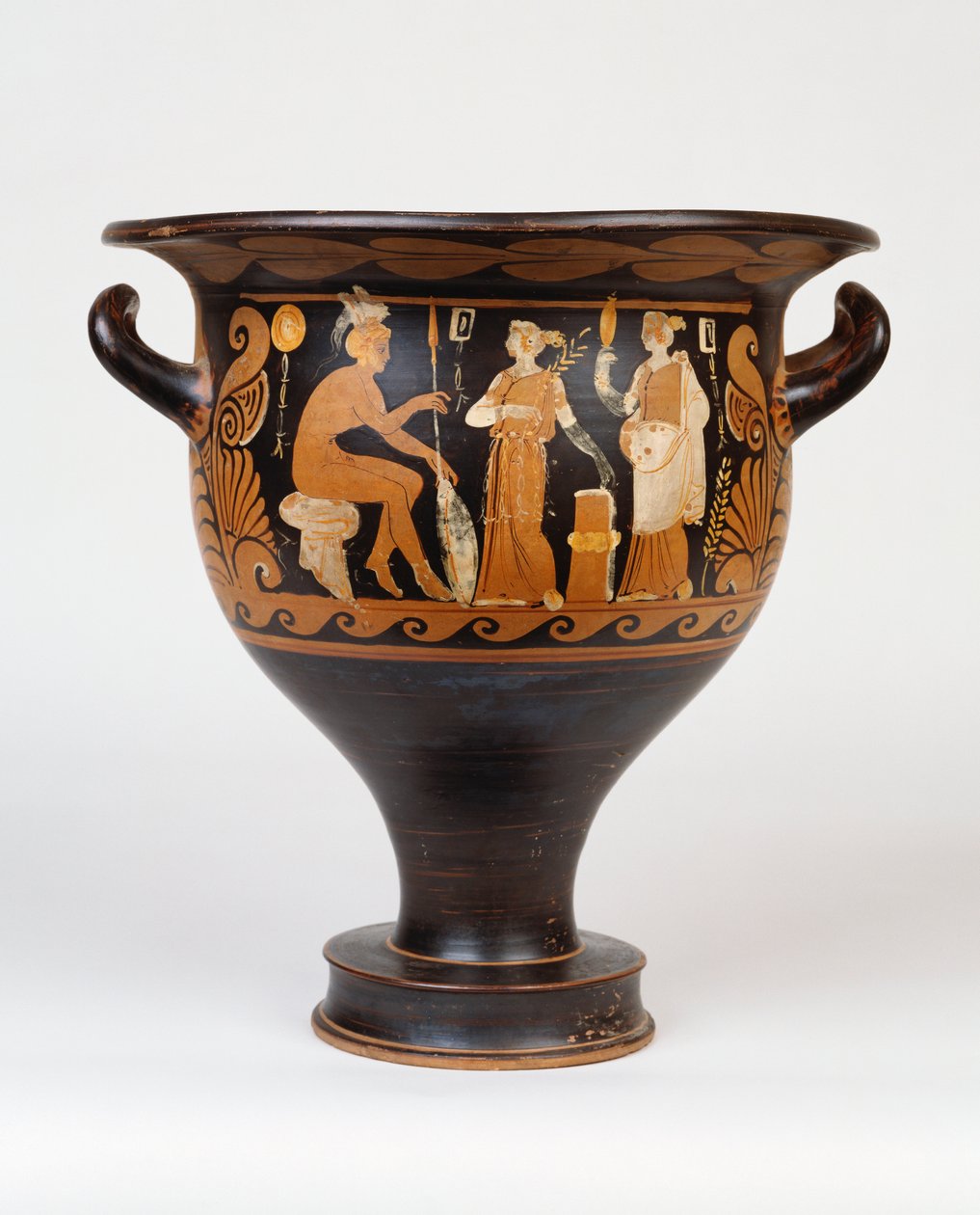 A Campanian bell-krater بواسطة الرسام Ca يصور محاربًا جالسًا وامرأتين ، القرن الرابع قبل الميلاد بواسطة اليونانية
