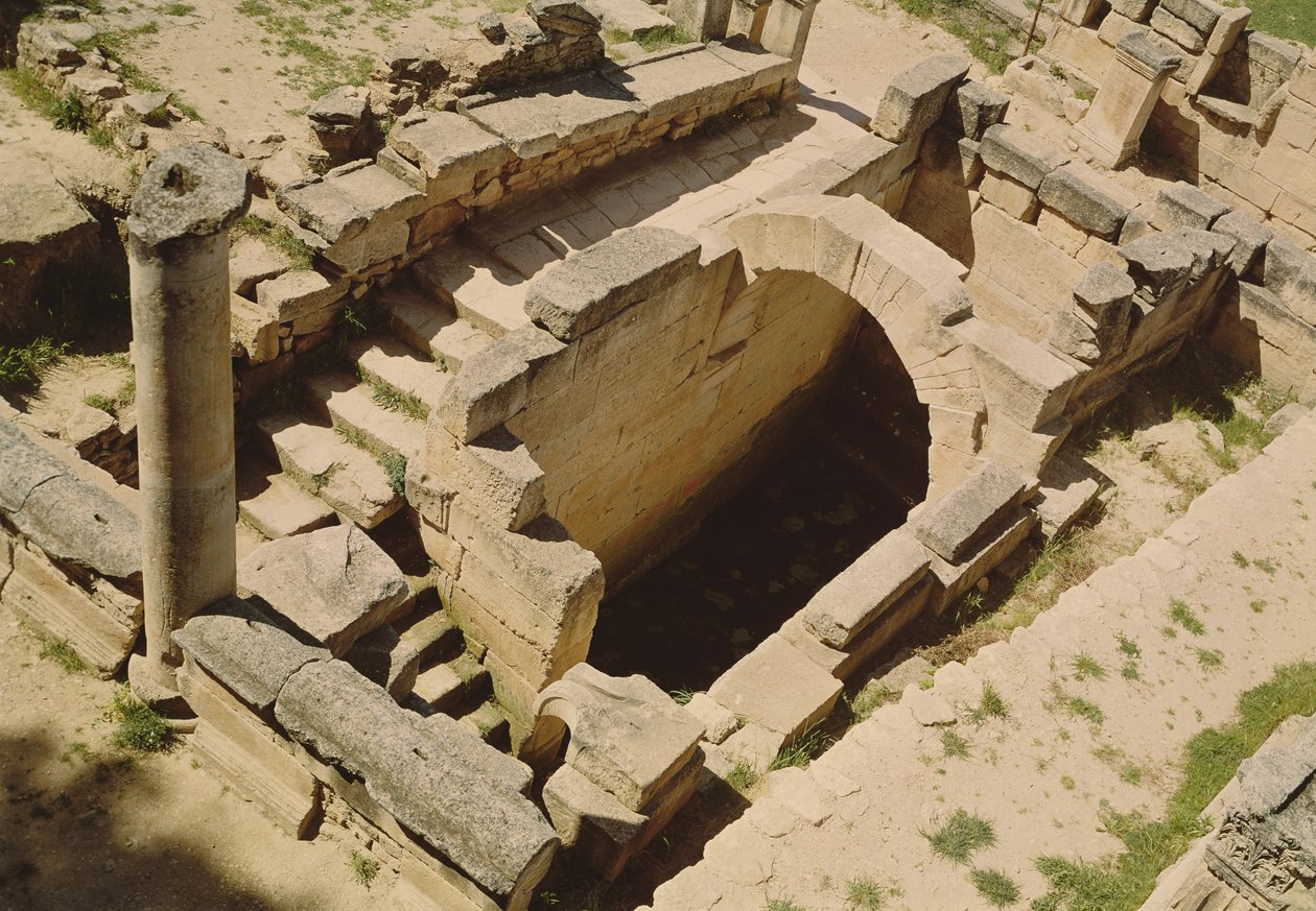 منظر جوي لل nymphaeum ، تم ترميمه من قبل الرومان في c.20 قبل الميلاد بواسطة اليونانية