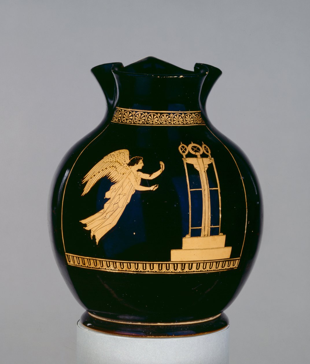 العلية oinochoe ذات العلية الحمراء المزينة بمشهد Nike المجنح الذي يطير بشريط نحو حامل ثلاثي الأرجل ، بالقرب من Calliope Painter ، من Nola ، c.430 قبل الميلاد (سيراميك) بواسطة اليونانية