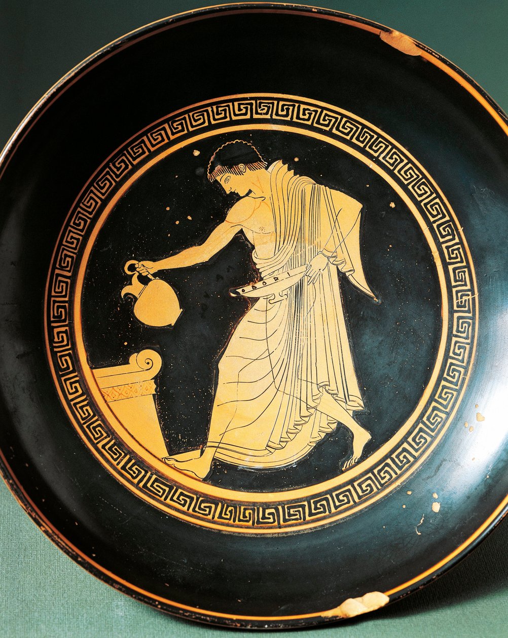 Kylix by Douris depicting youth near an altar, 6th century BC (pottery) بواسطة اليونانية