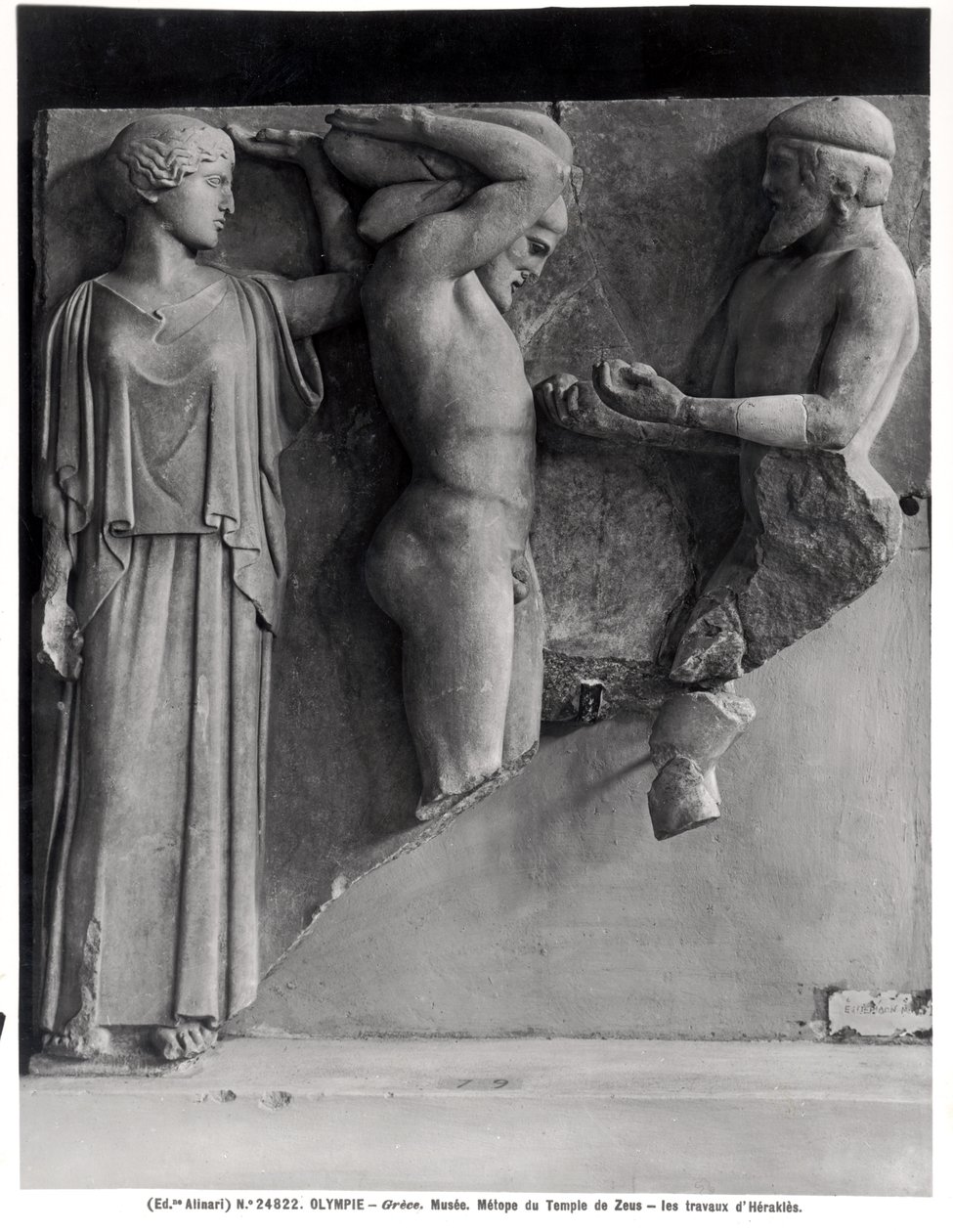 Metope X من معبد زيوس يصور هرقل يتلقى التفاح الذهبي من Hesperides من يد أطلس ، بينما يضع Minerva وسادة على رأسه (الرخام) (b / w photo) بواسطة اليونانية