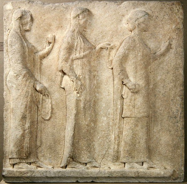 النعم الثلاث ، ارتياح من ممر Theores ، من ثاسوس ، حوالي 470 قبل الميلاد (الرخام) بواسطة اليونانية