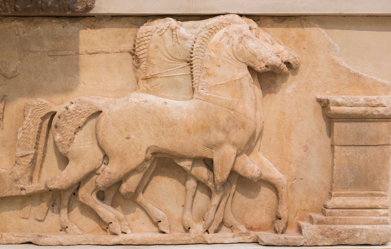 أربعة خيول (كوادريجا) تسحب عربة من الإفريز الجنوبي لخزانة Siphnians ، شيدت حوالي 530-480 قبل الميلاد (الرخام) بواسطة اليونانية