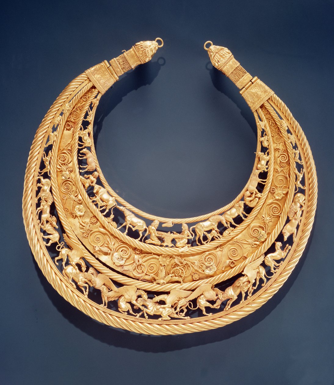 صدرية على شكل هلال من Tolstaya Mogila (gold) بواسطة المدرسة اليونانية
