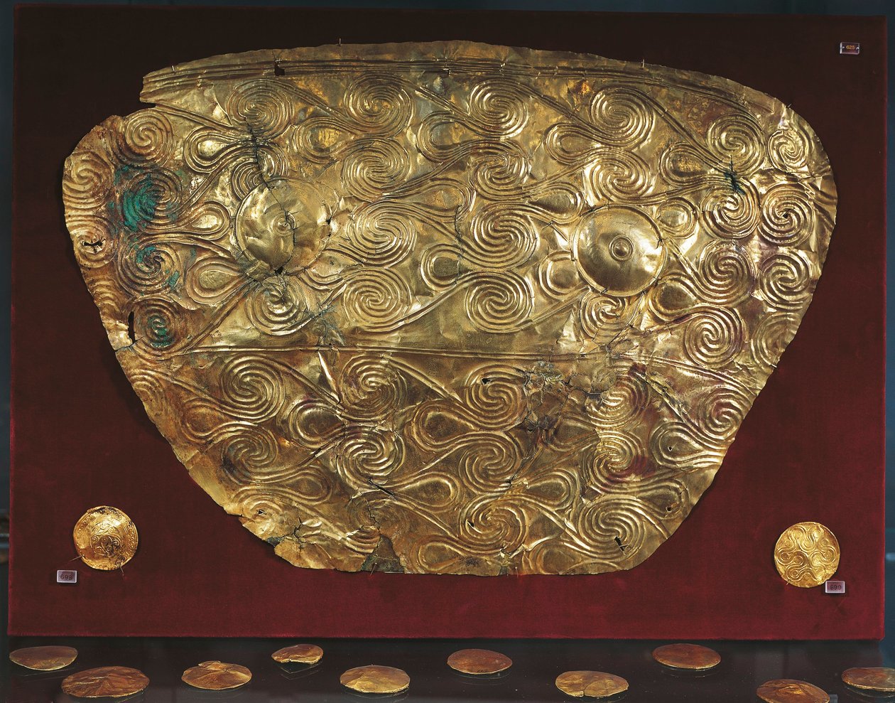 درع ذهبي من المقبرة V في Mycenae بواسطة المدرسة اليونانية
