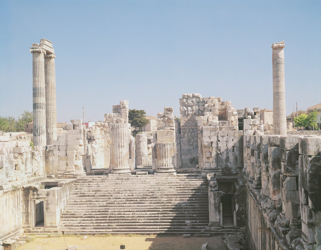 الدرج الكبير لمعبد أبولو ، c.336 قبل الميلاد بواسطة المدرسة اليونانية