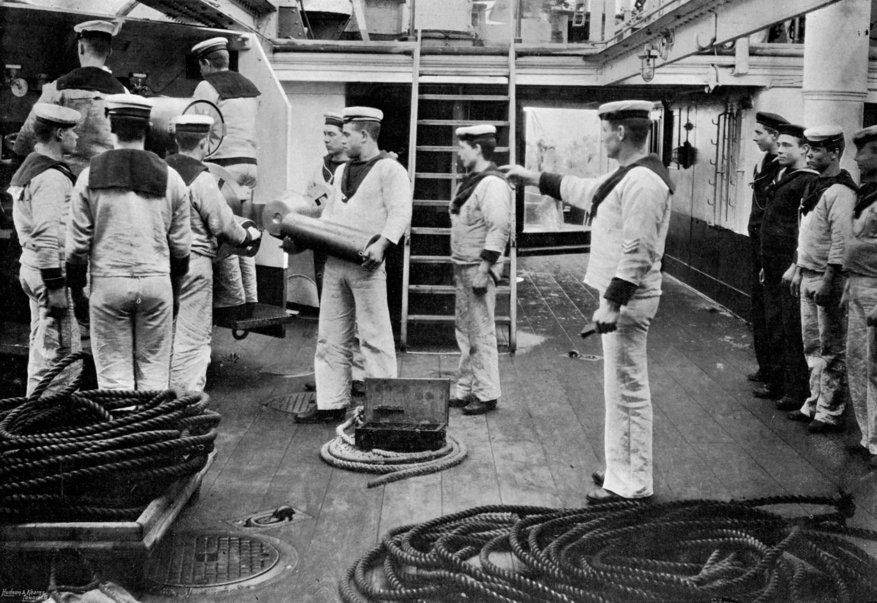 عند الحفر مع بندقية إطلاق سريعة 6 بوصة على متن حربية HMS Resolution ، 1896. بواسطة غريغوري وشركاه
