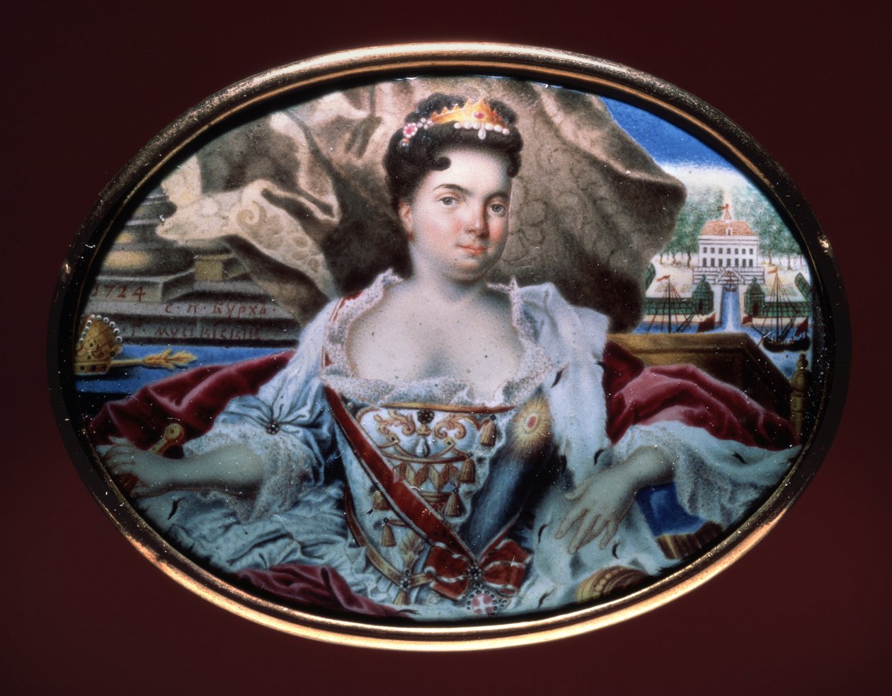 صورة للإمبراطورة كاثرين الأولى (1684-1727) مع منظر لقصر كاثرينينهوف. (صورة لكاثرين الأولى مع إطلالة على كاثرينينهوف). عمل غريغوري سيميونوفيتش موسيكليسكي (1670-بعد 1739) ، مينا على ذهب بواسطة غريغوري سيميونوفيتش موسيكليسكي