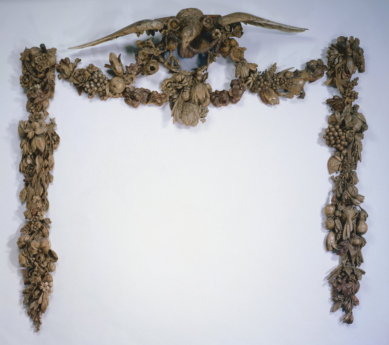 زخرفة Overmantel ، ج. 1675-1677. بواسطة ابتسامة جيبونز