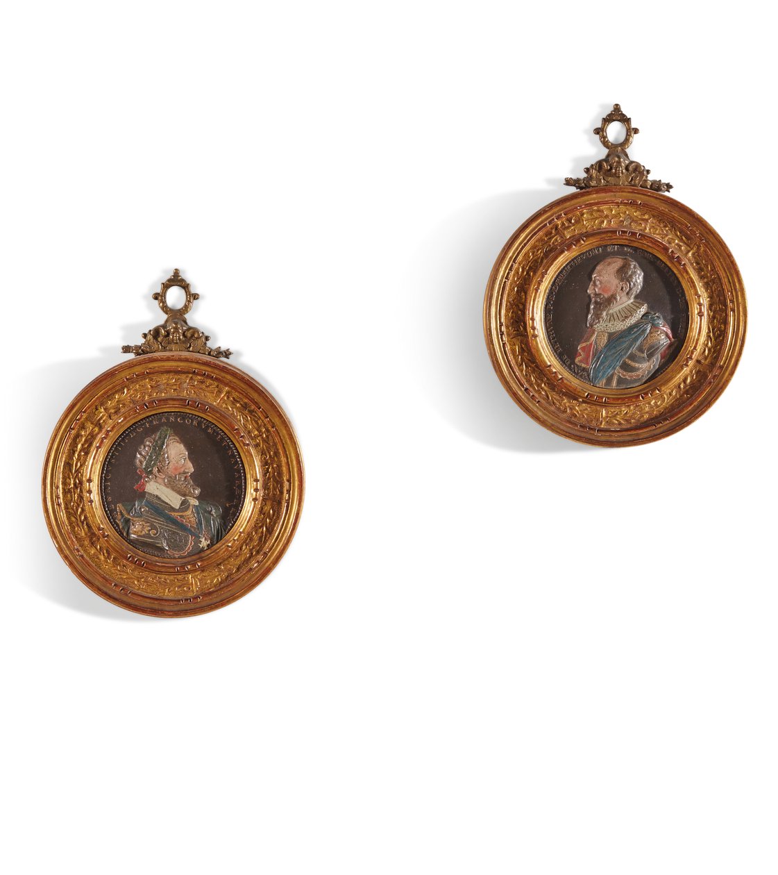 زوج من الميداليات تمثل الملك هنري الرابع (1553-1610) وماكسيميليان بيثون ، دوق سولي (1559-1641) (جص متعدد الألوان في إطارات خشبية مذهب) بواسطة غيوم (بعد) دوبري