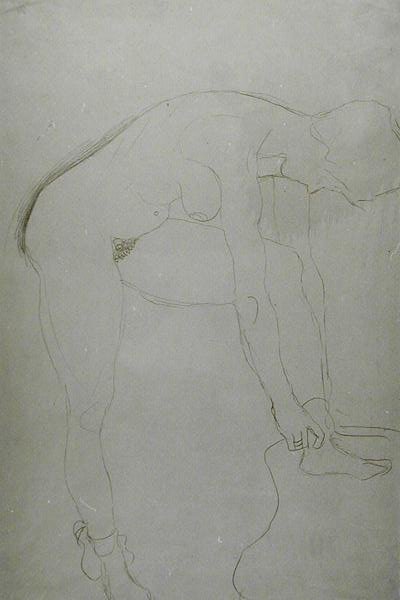 الوقوف عاريًا مع أرجل مرتفعة ، حوالي 1907 (قلم رصاص على ورق ياباني) (صورة بالأبيض والأسود) بواسطة غوستاف كليمت