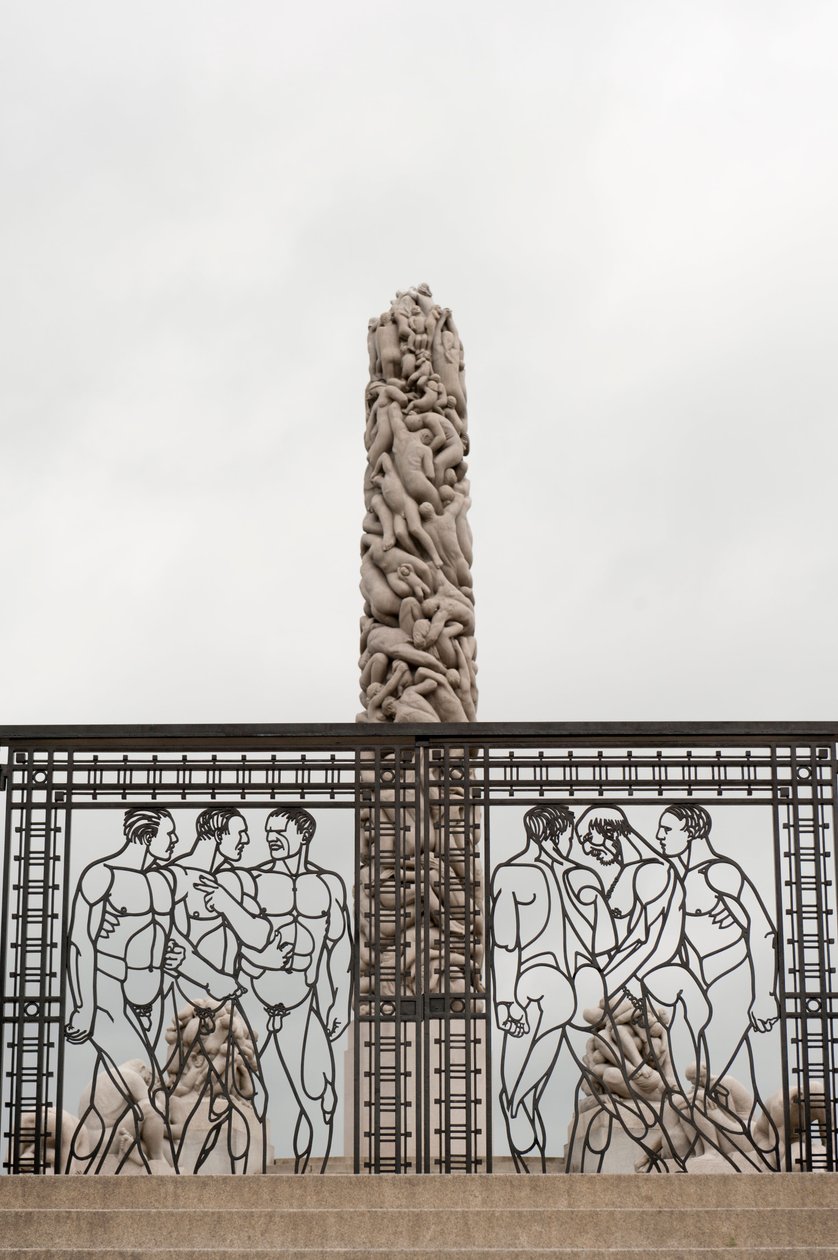 بوابات من الحديد المشغول "رجال عراة" و "People Monolith" مصنوعة من الجرانيت في Frogner Park ، أوسلو ، النرويج (صورة) بواسطة جوستاف فيجلاند