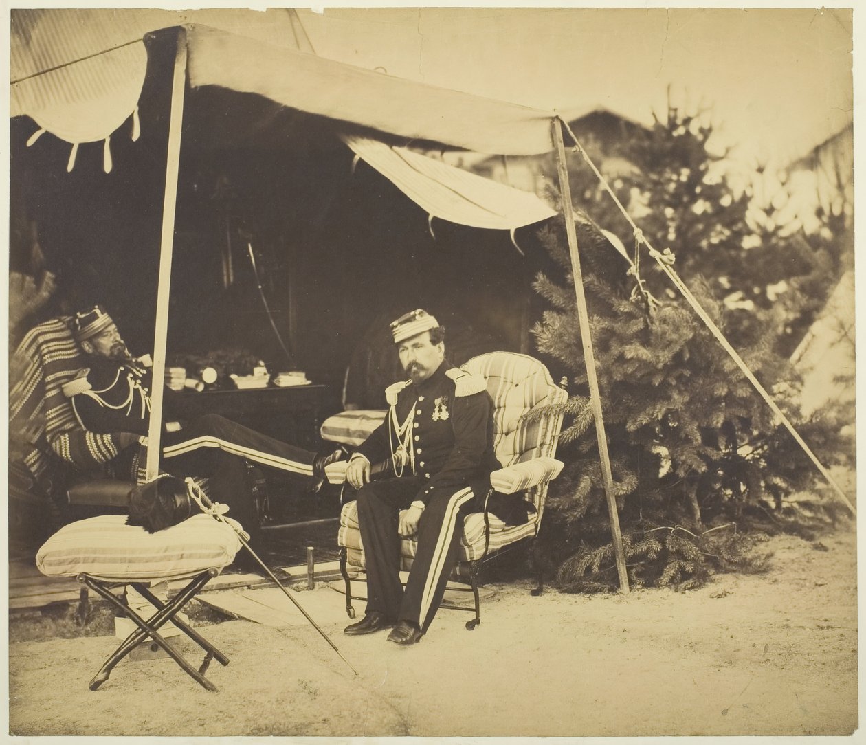 الضباط جالسون في خيمة ، كامب دي شالون ، 1857. بواسطة غوستاف ليجراي