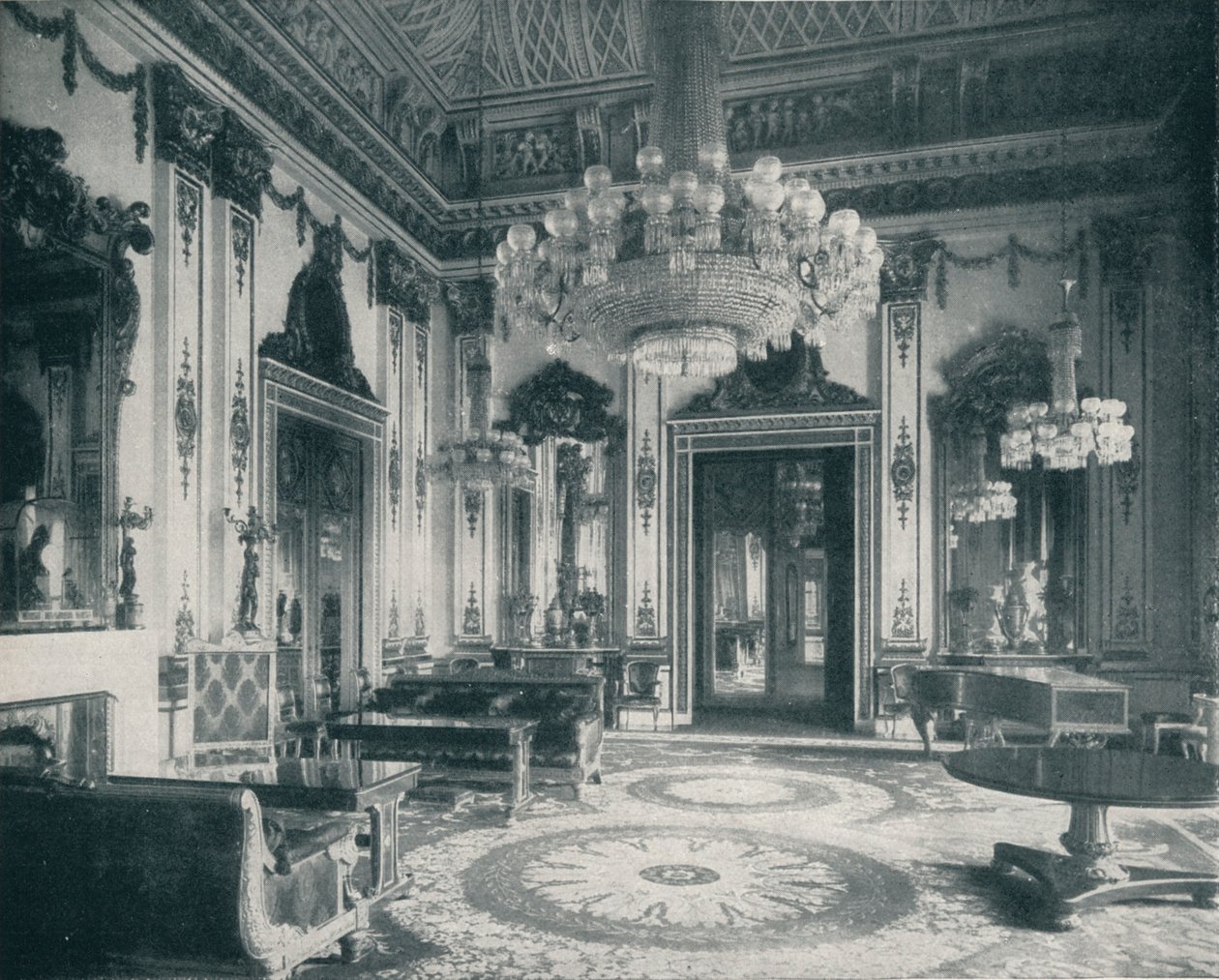 غرفة الرسم البيضاء في قصر باكنغهام ، c1899 ، 1901 بواسطة HN King