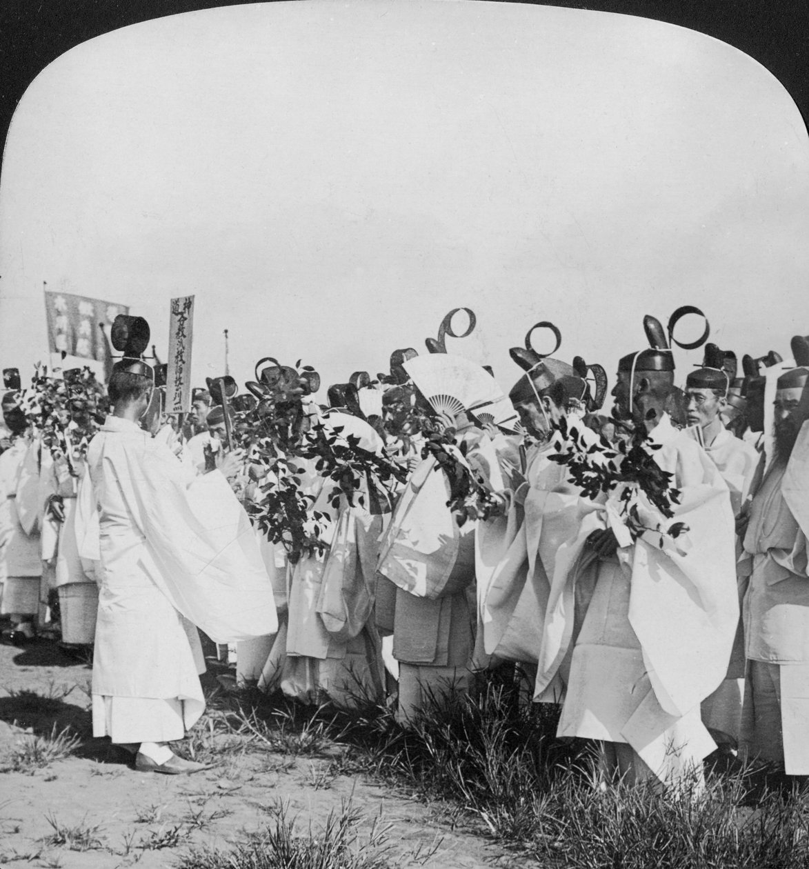 كهنة شنتو في موكب جنازة لضحايا هيتاشي مارو ، طوكيو ، اليابان ، 1905 بواسطة HC الأبيض