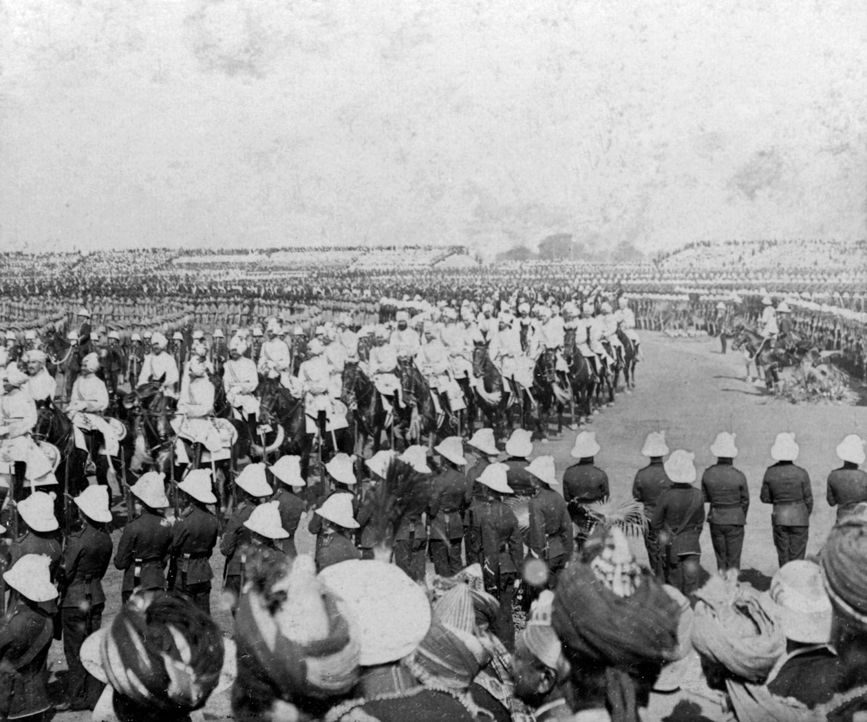 فيلق كاديت الإمبراطوري يرافق أصحاب الجلالة إلى ساحة دوربار ، دلهي ، الهند ، 1903. بواسطة HD جيردوود