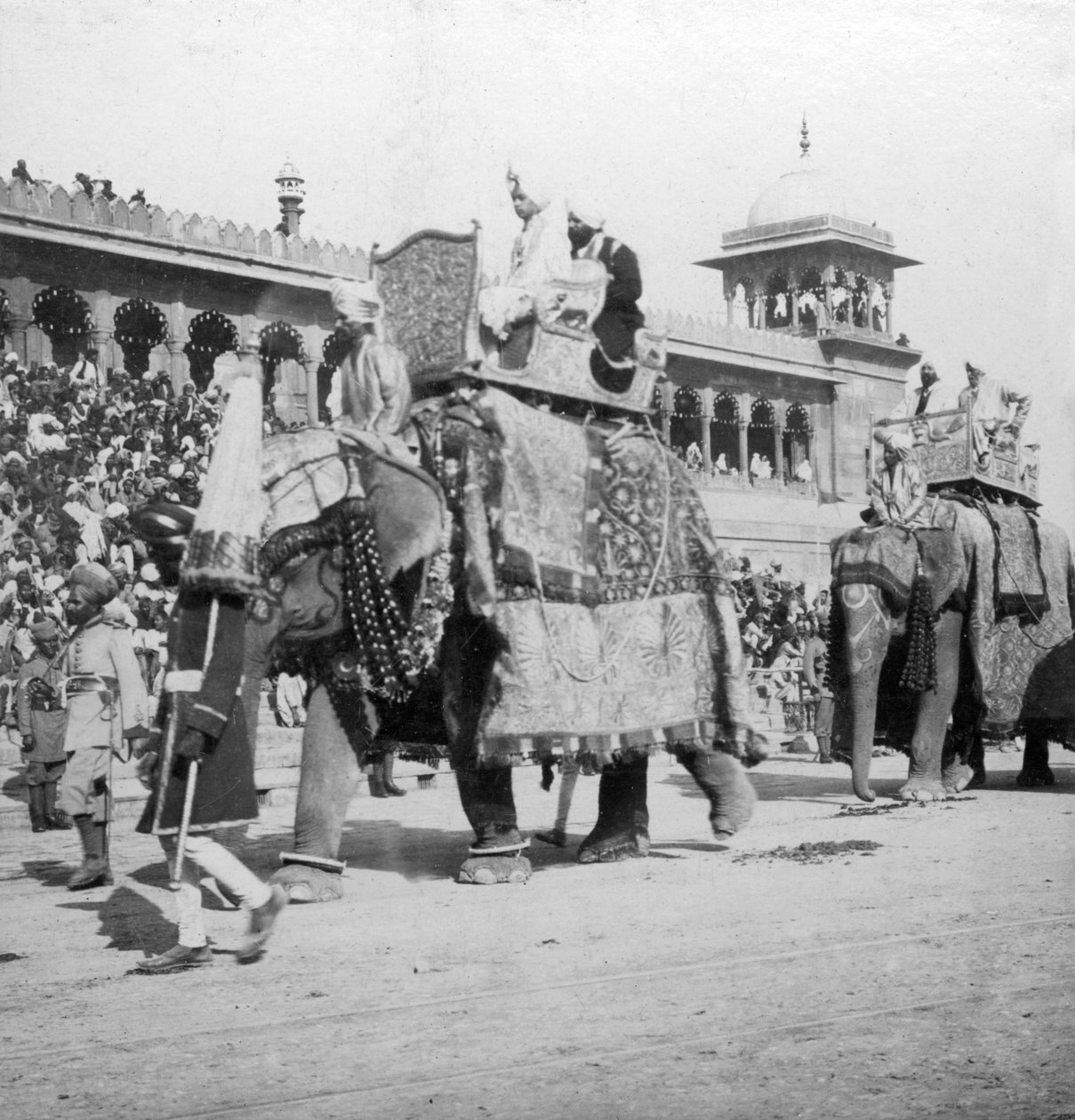 موكب فيل يمر بمسجد جمعة ، دلهي ، الهند ، 1900s. بواسطة H. اليدين والابن