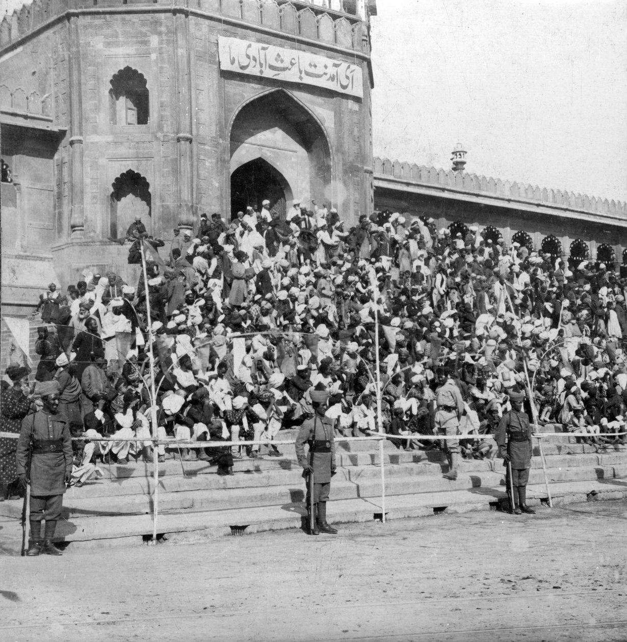 المتفرجون في مسجد جمعة ، بنغالور ، الهند ، 1900s. بواسطة H. اليدين والابن