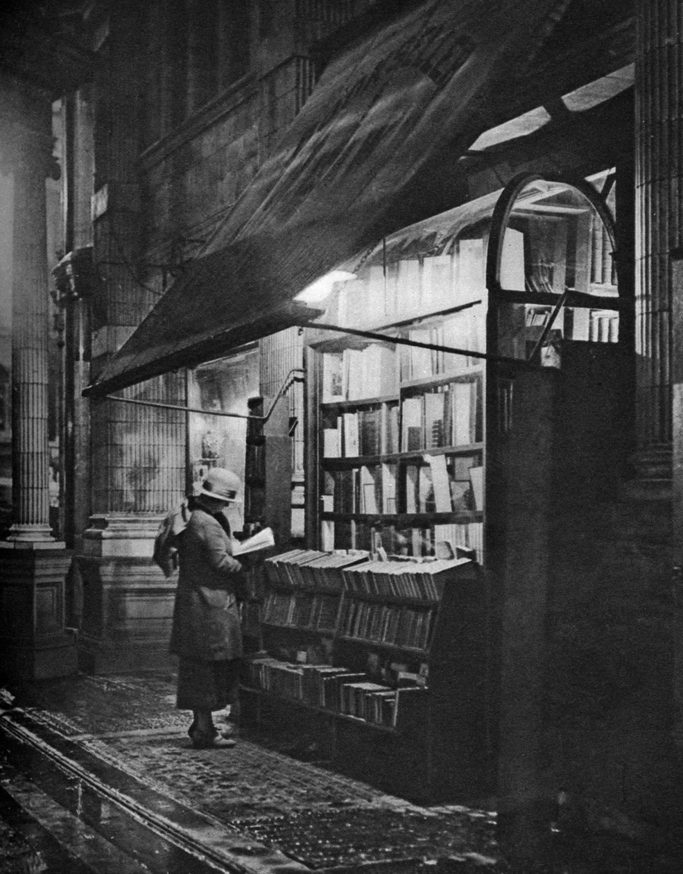 مكتبة في بلومزبري ، لندن ، 1926-1927. بواسطة الأب فينشام