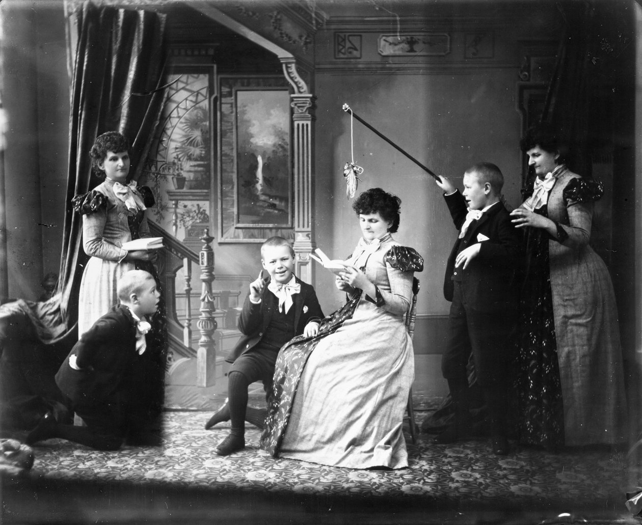 هانا ماينارد وحفيدها ماينارد ماكدونالد في عدة أوضاع في صورة مركبة ، 1895 (وزن الجسم صورة) بواسطة هانا ماينارد