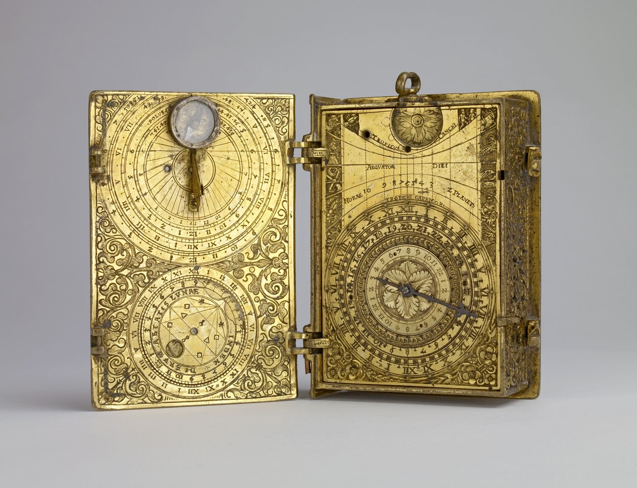 ساعة نحاسية مغطاة بالنحاس المذهب مع إنذار ومزولة ومظلة القمر على شكل كتاب ، ج. 1580 (النحاس المذهب) بواسطة هانز كوك